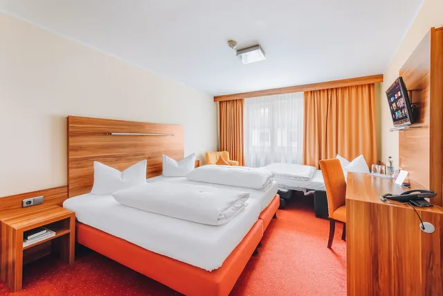 غرفة عائلية بسرير كينج وسرير فردي بشرفة، HOTEL ISARTOR 3/9