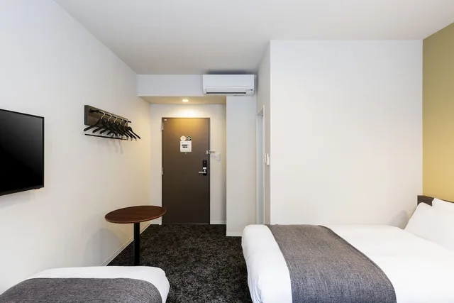 غرفة بسريرين منفصلين مع أريكة سرير، M's Hotel Gojo Odawara 3/5