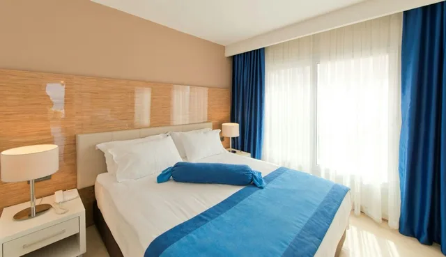 غرفة كلوب بإطلالة على البحر، Bellazure Hotel 1/4
