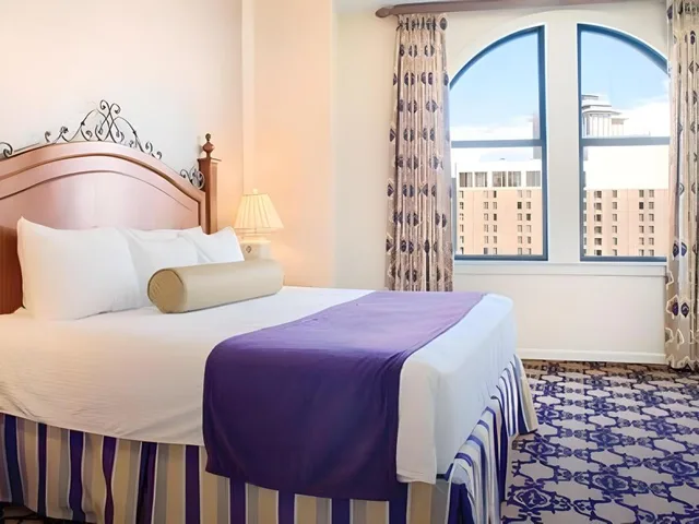 غرفة بسرير كينج بغرفة نوم واحدة مع أريكة، Club Wyndham La Belle Maison 2/3