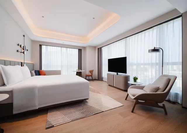 غرفة تنفيذية بسرير كينج وسرير كوين بإطلالة على الجبل، Novotel Xiamen Downtown 3/6