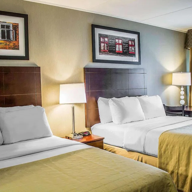 غرفة بسرير كوين بحوض استحمام لذوي الإعاقة، Quality Inn Cambridge 8/8