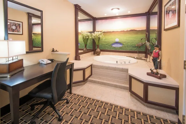 جناح بسرير كينج بإطلالة على الفناء بحوض جاكوزي، Holiday Inn Express Hotel Suites Sharon Hermitage 4/6