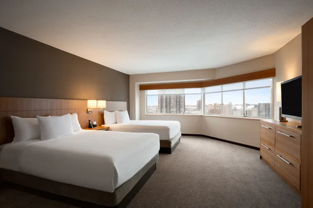 جناح بسريرين كوين بغرفة نوم واحدة مع أريكة، Hyatt Place Minneapolis Downtown 2/4