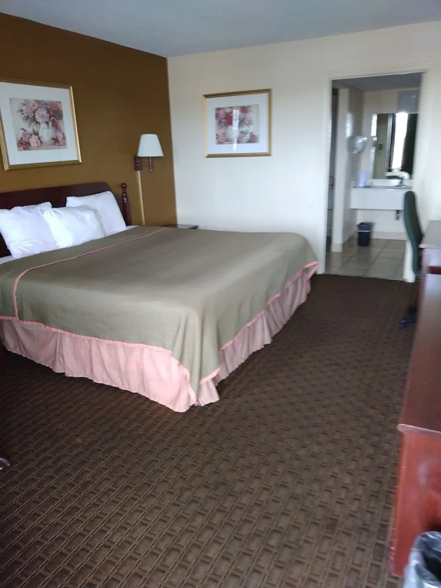 Room, King Bed, Accessible, Rodeway Inn Cleveland TN 3/8