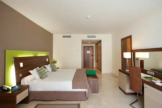 غرفة بسرير مزدوج بشرفة بإطلالة جزئية على البحر، Hotel LIVVO Valle Taurito 1/4