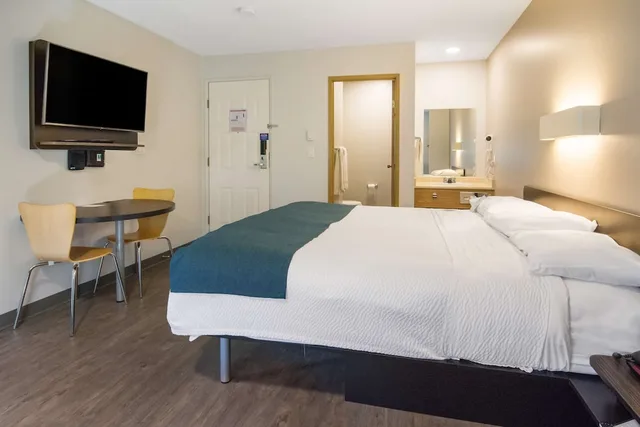 غرفة قياسية بسرير كينج بمطبخ صغير، Motel6 Saanichton, BC - Victoria Airport 9/10