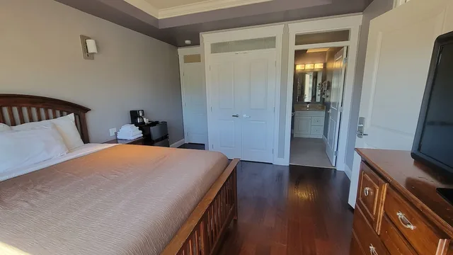 جناح بسرير كوين بشرفة، Sahara Courtyard Inn 1/3