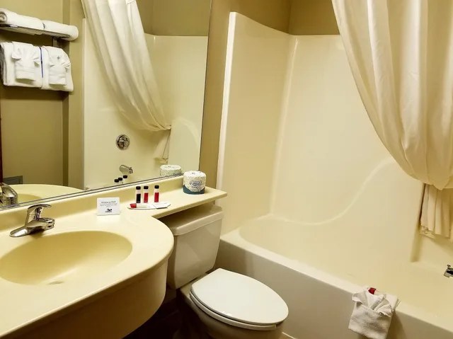 جناح بسرير كوين بحوض جاكوزي، Microtel Inn Suites by Wyndham Rapid City 3/5