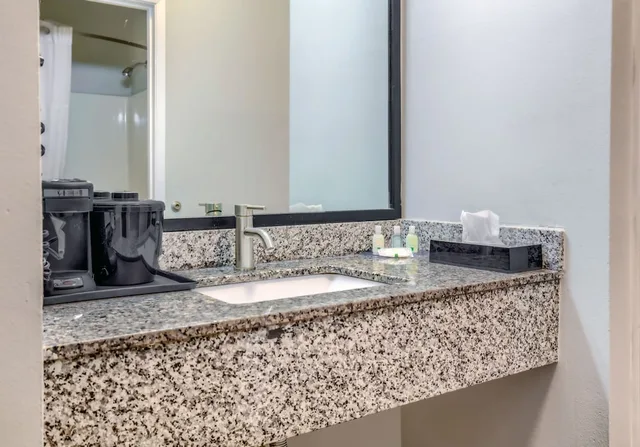 غرفة بسرير كينج، Quality Inn Gulf Shores Airport 9/9