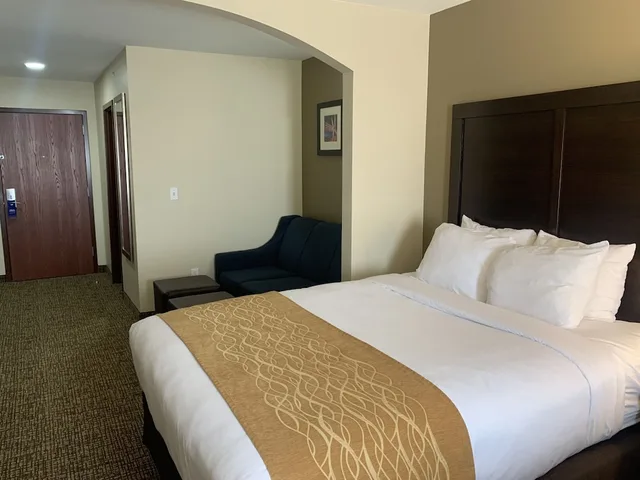 جناح بسرير كينج مع أريكة، Comfort Inn and Suites Atoka 1/6