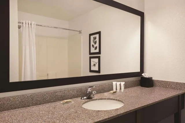 جناح بسرير كينج بحوض جاكوزي، Country Inn Suites By Radisson Willmar Mn 4/4
