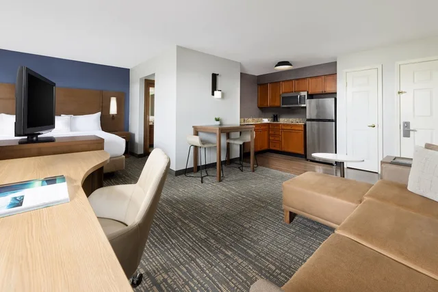 جناح بسرير كوين بغرفة نوم واحدة مع أريكة لذوي الإعاقة، Residence Inn by Marriott Potomac Mills Woodbridge 1/4