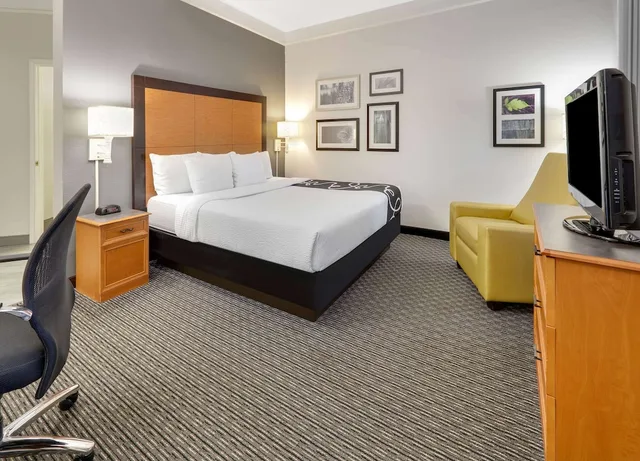 غرفة بسرير كينج، La Quinta Inn & Suites by Wyndham Dallas - Addison Galleria 3/4