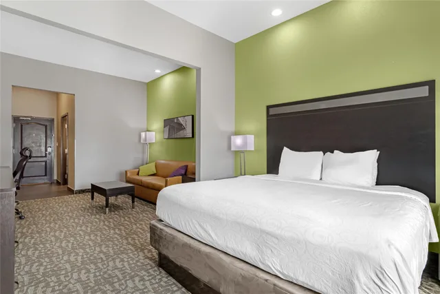 جناح بسرير كينج مع أريكة، Best Western Plus Bay City Inn & Suites 1/5