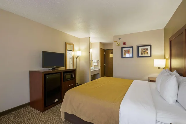 Room, Double Bed, Quality Inn Waverly IA 7/9