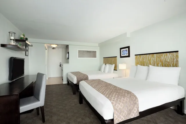 استوديو ديلوكس بسريرين كوين بإطلالة على المدينة بإطلالة جزئية على البحر، Skyline Island Colony Hotel 1/7