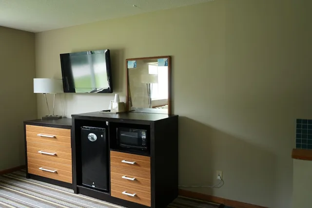 Senior, Single, Queen Bed, Accessible، Super 8 by Wyndham Watseka 2/2