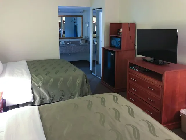 غرفة خارجية بسريرين كوين يُسمح فيها بالحيوانات الأليفة، Quality Inn & Suites Alma I-40 4/4