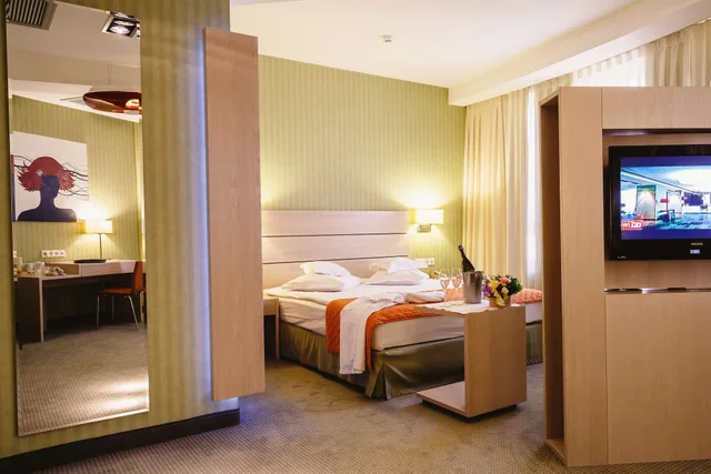 غرفة ديلوكس بسرير كينج، Golden Tulip Ana Tower Sibiu 6/10