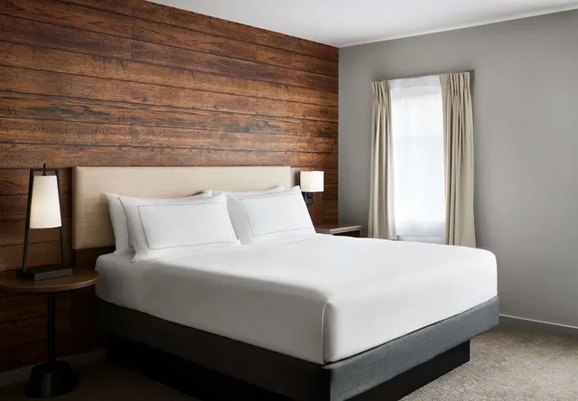 جناح عائلي بسرير كينج وسريرين مزدوجين بشرفة لذوي الإعاقة، Killington Mountain Lodge, Tapestry Collection by Hilton 1/3