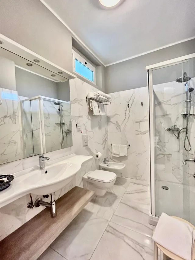 غرفة بسرير مزدوج أو سريرين منفصلين بإطلالة على البحر، Hotel Adria 10/10