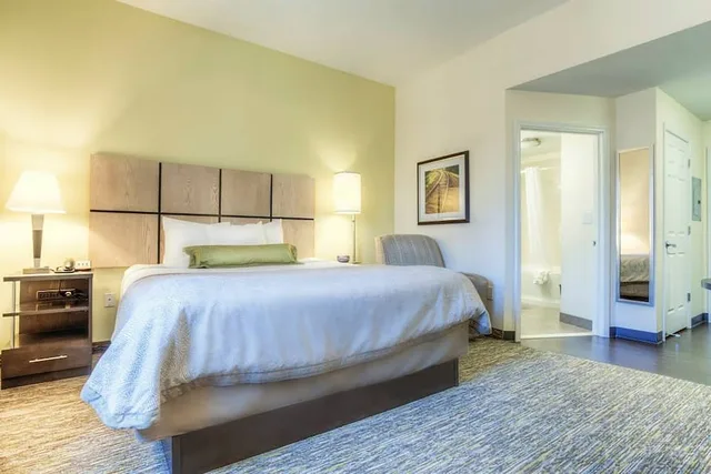 جناح بسرير كوين بغرفة نوم واحدة لذوي الإعاقة، CANDLEWOOD SUITES MOORESVILLE 1/6