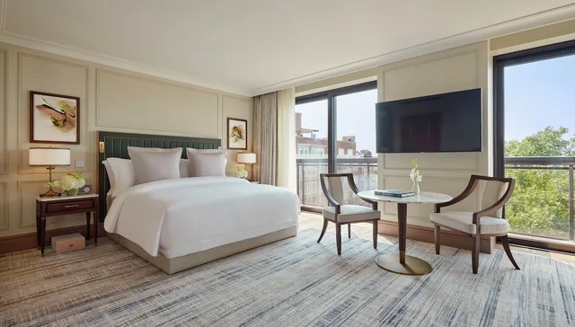 جناح تنفيذي بسرير كينج بإطلالة على المدينة، Jumeirah Carlton Tower London 1/4