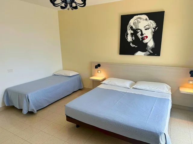 غرفة ثلاثية بسرير كينج وسرير فردي بإطلالة على البحر بحمام خاص، Donnosanto Hotel 1/4