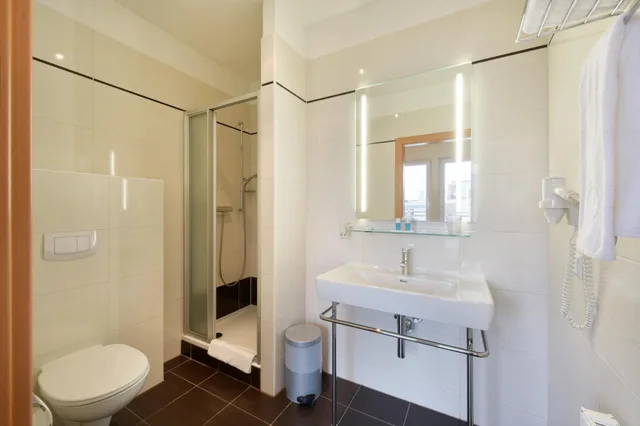 غرفة بسرير كوين، Lucia Hotel 8/10
