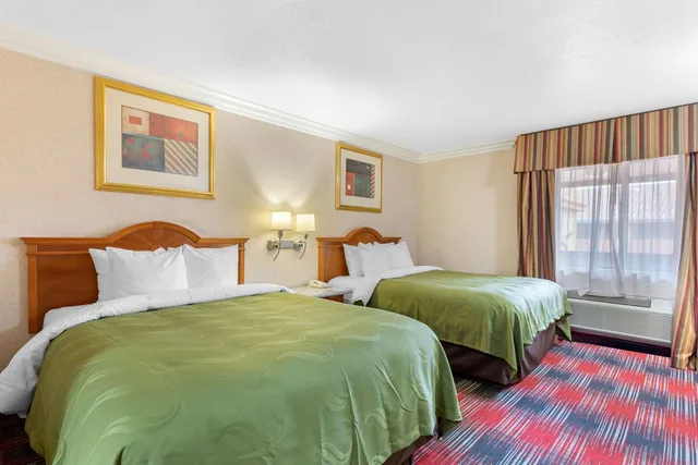 غرفة بسريرين كوين، Quality Inn & Suites Oceanside Near Camp Pendleton 3/9
