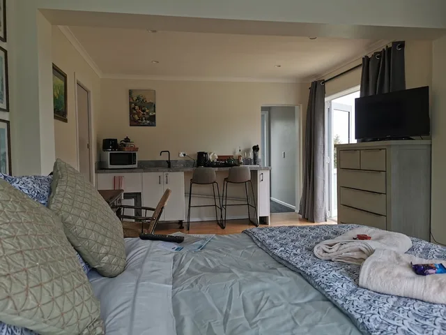غرفة بريميير بسرير كوين بإطلالة على البحيرة مع أريكة، Geyser Lookout BnB 6/10