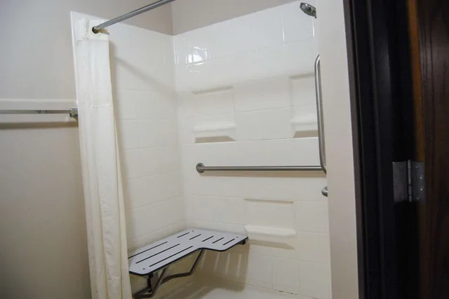 غرفة بسرير كينج لذوي الإعاقة، Quality Inn Homestead Park 6/6