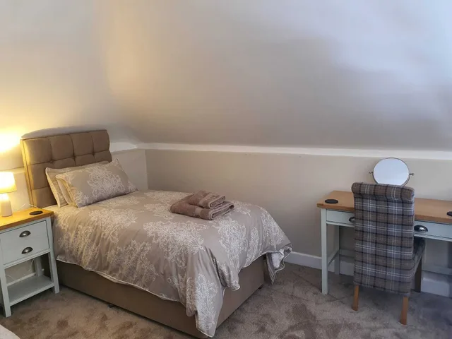 Deluxe, Suite, King and Twin Beds, Courtyard View, The Lower Bell 3/5
