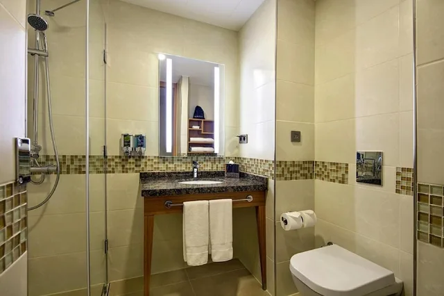 غرفة بسرير كوين مع أريكة، Hampton By Hilton Istanbul Atakoy 4/4