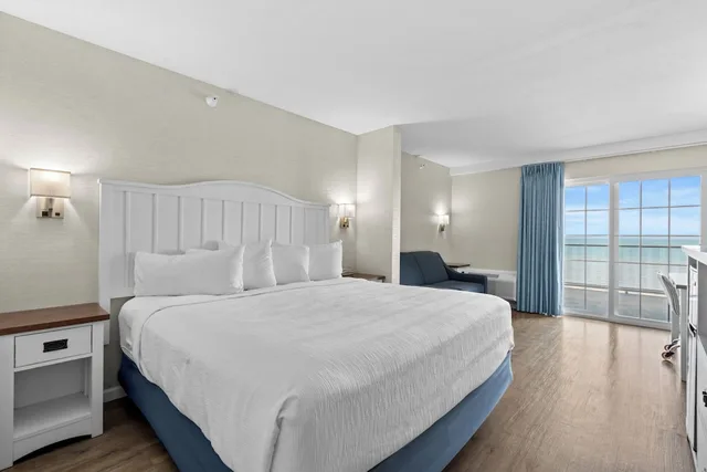 Walkout, King Bed, Beach View, Sofa، The Baywatch Resort 3/9