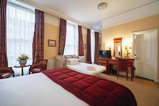 Room, Triple, Sofa, Grange Clarendon Hotel 2/10