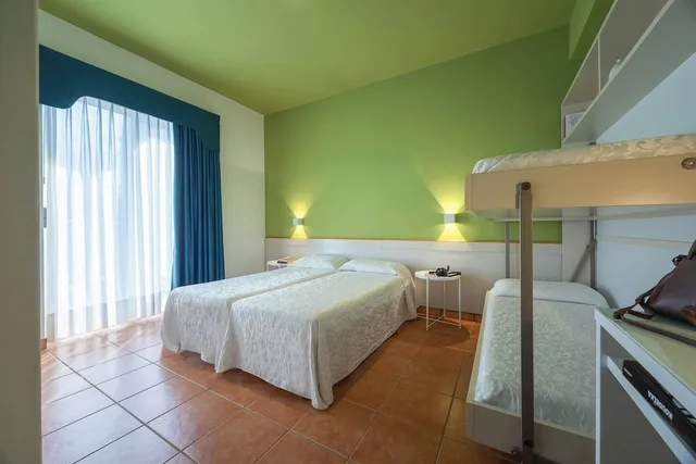 غرفة اقتصادية رباعية بسرير مزدوج وسرير بطابقين بشرفة، HOTEL PORTOFINO 5/9