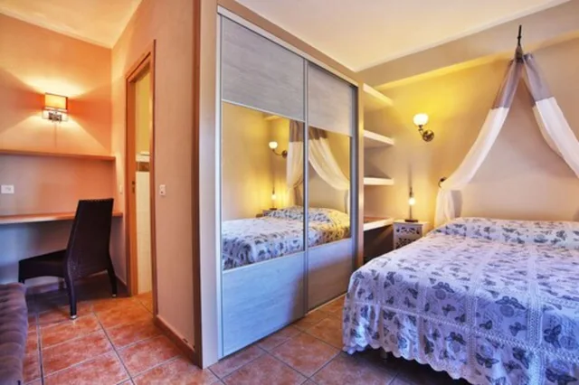 غرفة بسرير مزدوج أو سريرين منفصلين، Hotel Résidence Du Pont De L'oso 5/8