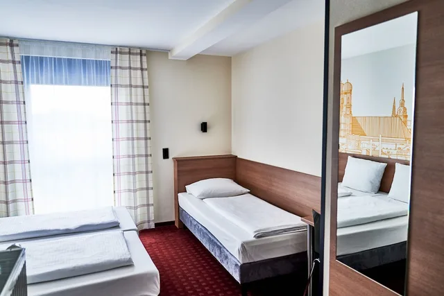 غرفة أساسية ثلاثية بثلاثة أسرّة، McDreams Hotel Munchen - Messe 3/4