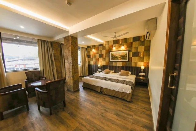 غرفة فاخرة بسريرين منفصلين بغرفة نوم واحدة، HOTEL MAHARANA INN 1/10