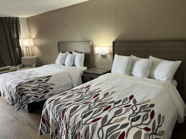 غرفة بسرير مزدوج، Red Roof Inn & Suites Monroe, NC 2/2