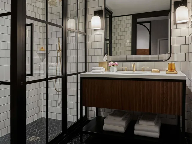 غرفة بسريرين منفصلين وسرير بطابقين، 21c Museum Hotel St Louis 3/3