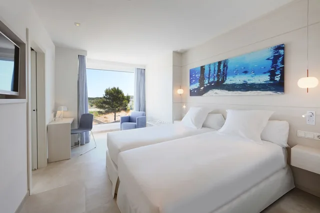 غرفة بسريرين منفصلين بإطلالة على البحر بشرفة، Iberostar Selection Santa Eulalia Ibiza - Adults Only 4/10