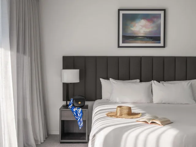 2 Bedrooms, Suite, King and Twin Beds, Sky View، Peppers Broadbeach 1/6
