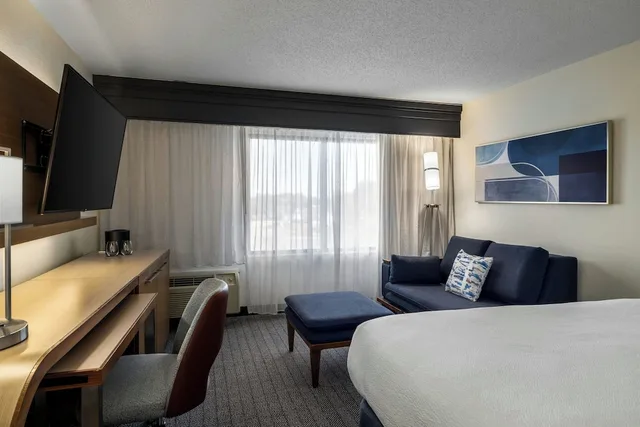 غرفة بسرير كينج، Courtyard by Marriott Richmond Chester 5/10
