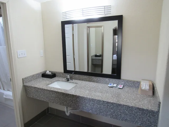 غرفة بسرير كينج للمدخنين، Trinity Suites Downtown Dallas 4/4