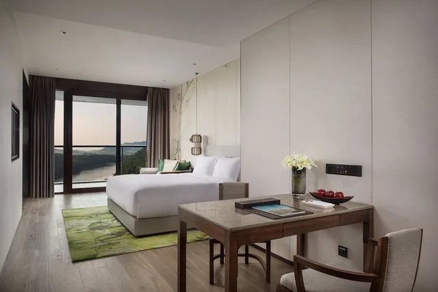 غرفة بسرير كينج بإطلالة على البحيرة، Banyan Tree Anji 3/4