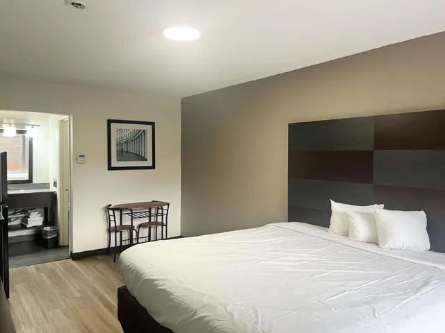 غرفة بسرير كينج لغير المدخنين بمطبخ، Motel6 Charlotte, NC – Airport South 1/5
