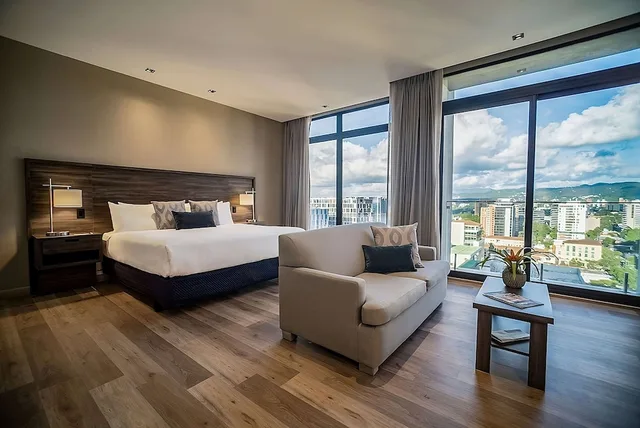 غرفة بسرير كينج بشرفة، Wyndham Garden Guatemala City 1/3